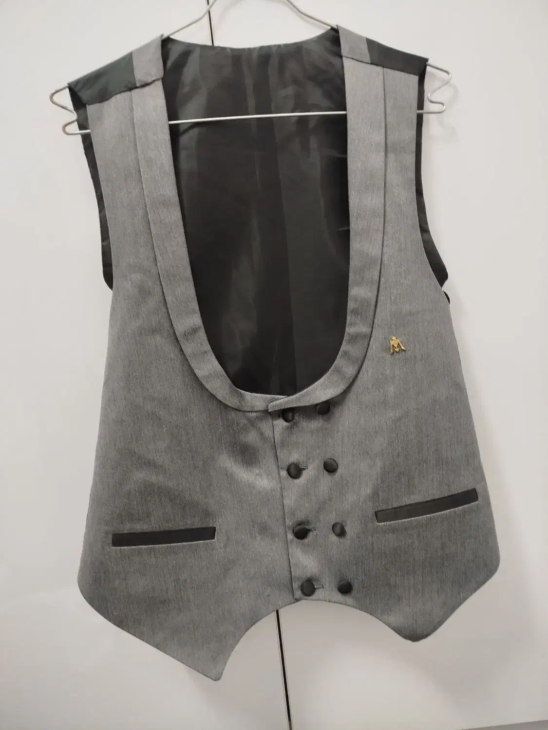 جلیقه مردانه|لباس|قم, چهل درخت‎|دیوار