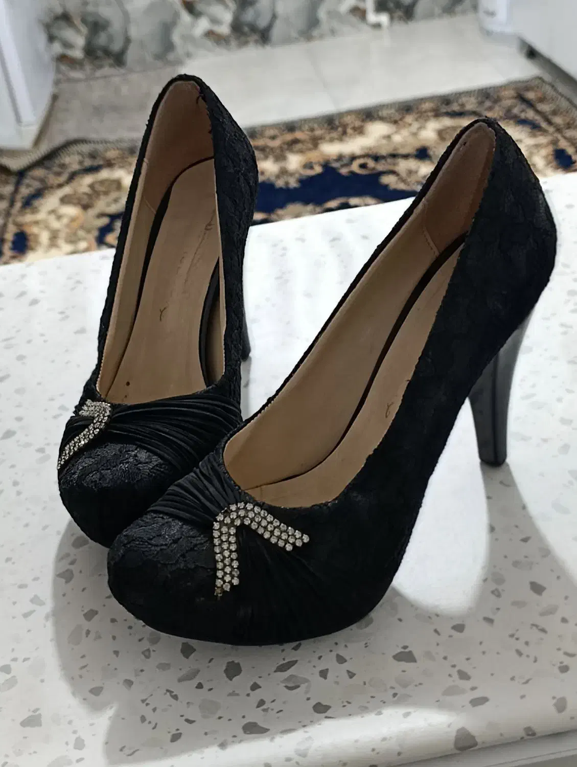 سه دست کفش نو|کیف، کفش، کمربند|سیلوانه, |دیوار