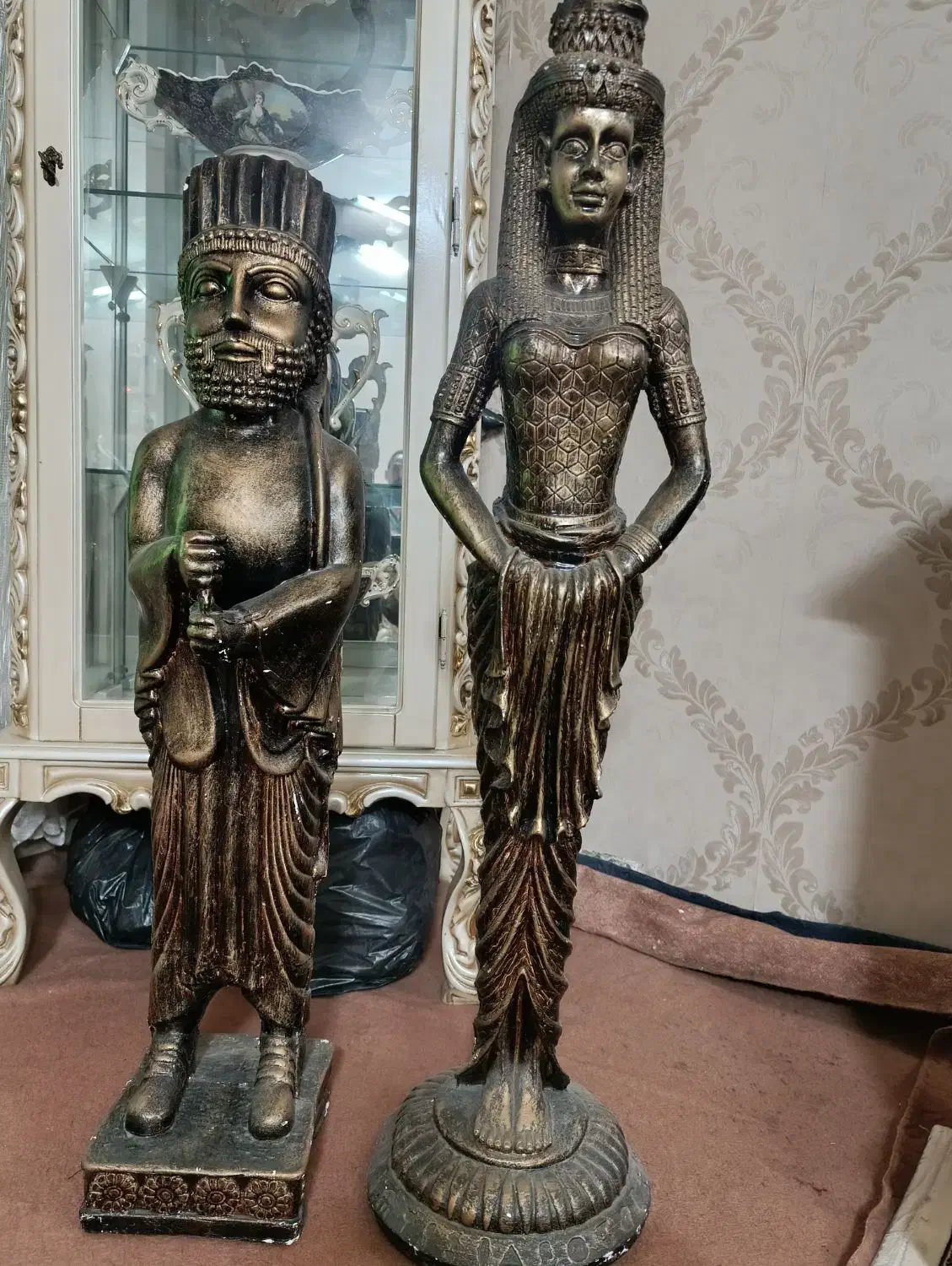 شاه و ملکه|کلکسیون اشیاء عتیقه|مشهد, کارمندان دوم|دیوار