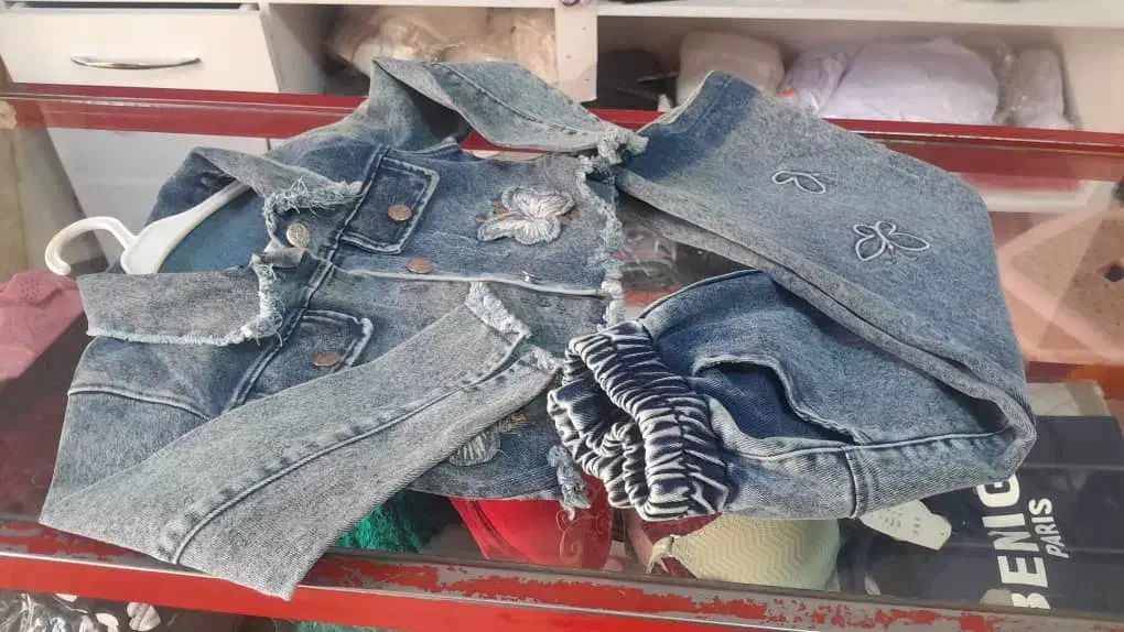 لباس بچه گونه|کفش و لباس بچه|قم, قلعه کامکار|دیوار