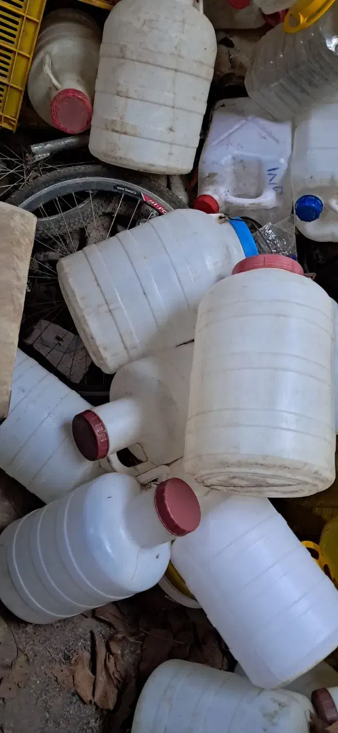 تعدادزیادی دبه وبطری سالم وتمیز|فروشگاه و مغازه|گیلوان, |دیوار