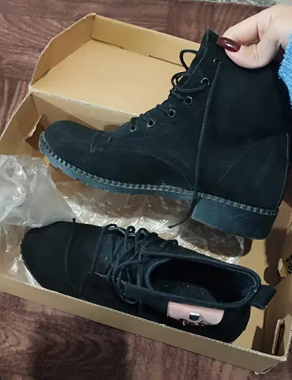 نیم بوت نو|کیف، کفش، کمربند|شیراز, کوشک میدان|دیوار