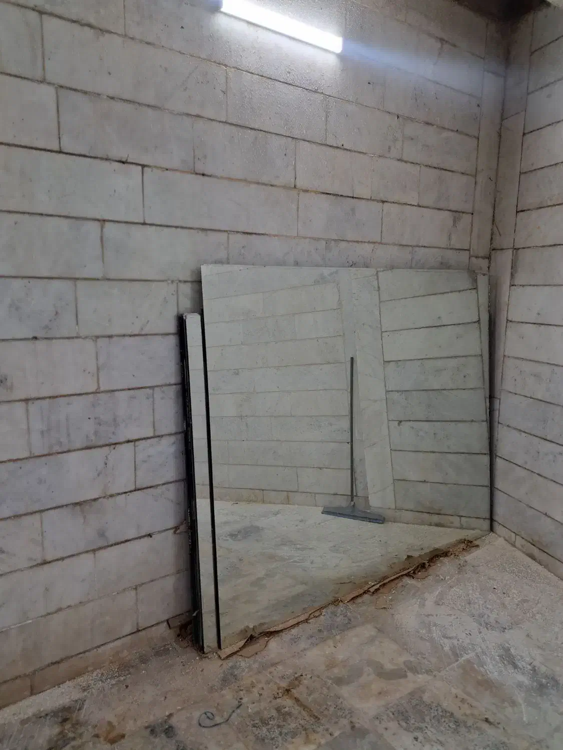 آینه|آینه|قیدار, |دیوار