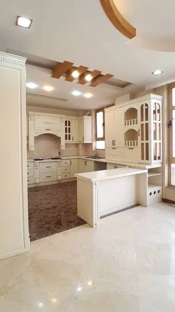 ۱۳۰ متر ۲ خواب تاپ لوکیشن روبه آفتاب کم واحد