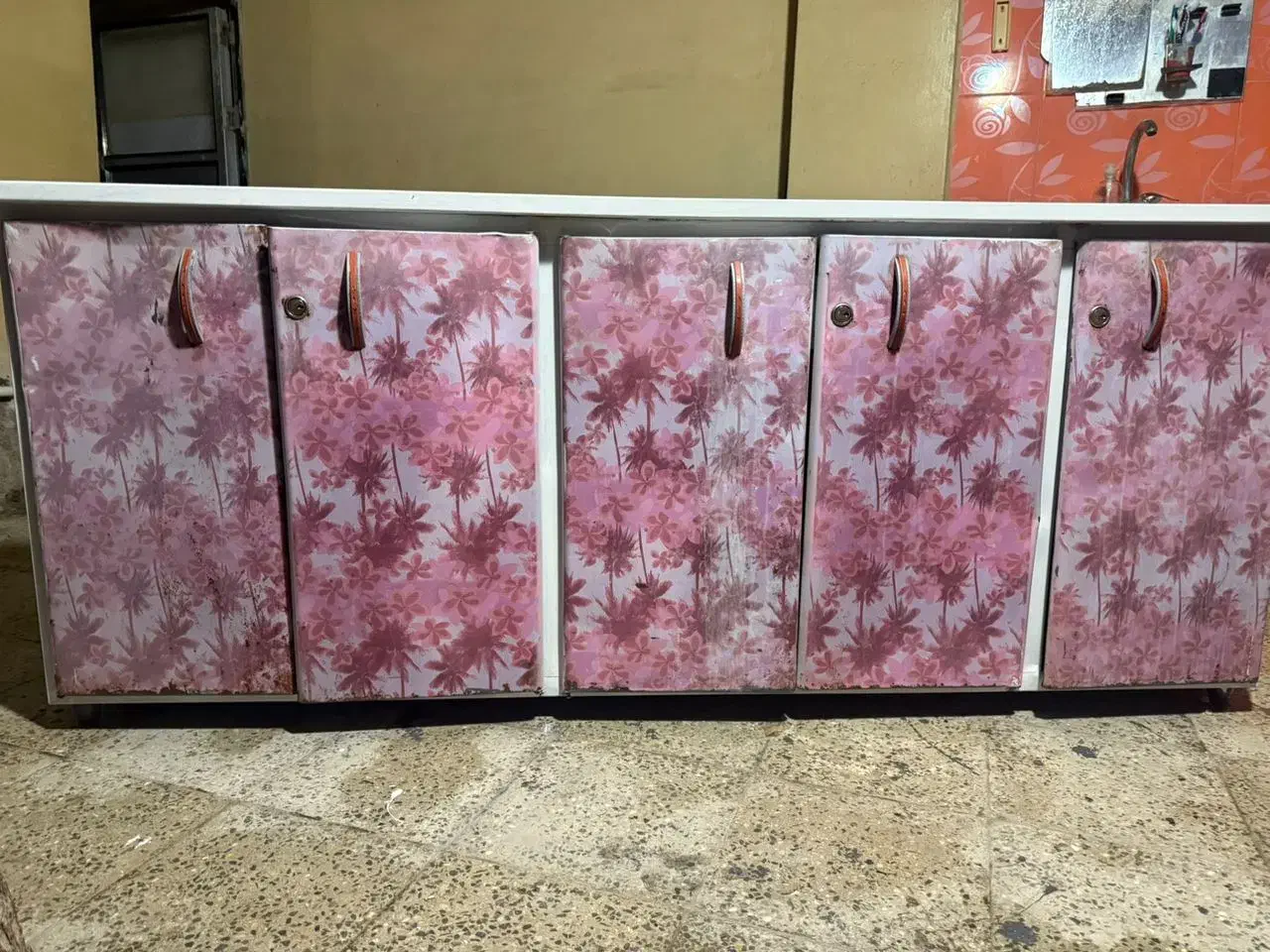 کمد ظرفی درحد نو|آب‌چکان و نظم‌دهنده ظروف|میناب, |دیوار