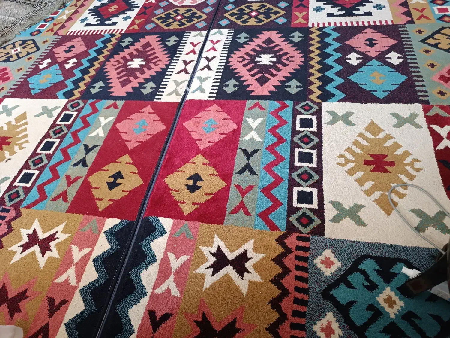 فرش 9متری و کنار تمیز در حد نو|فرش|صدرا-فارس, فاز ۲|دیوار