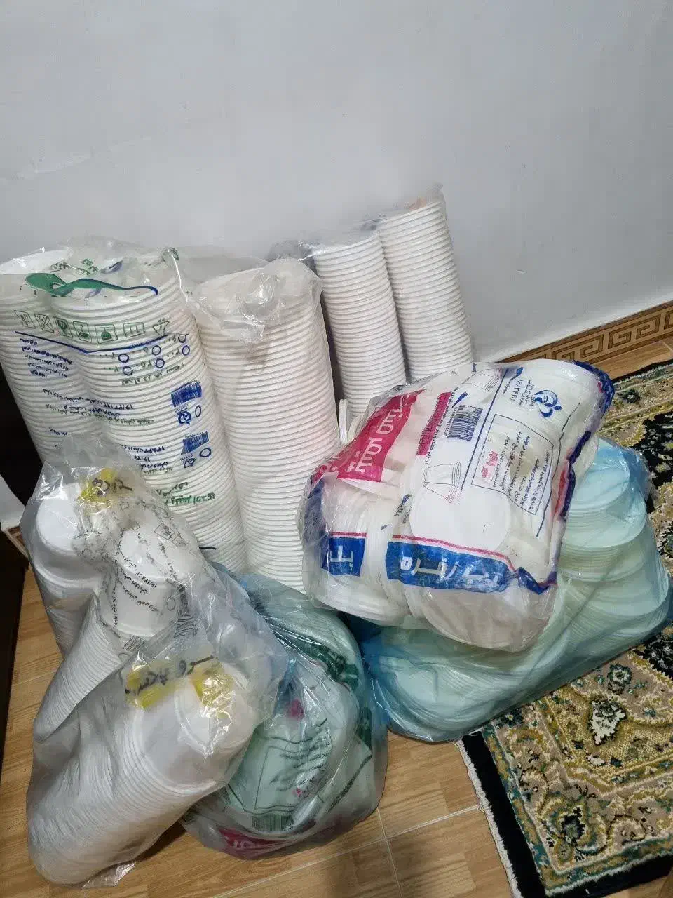 ظرف یکبار مصرف.ظروف یک بار مصرف همه با هم ۷۰۰ تومن|ظروف نگهدارنده، پلاستیکی، یک‌بارمصرف|فومن, |دیوار