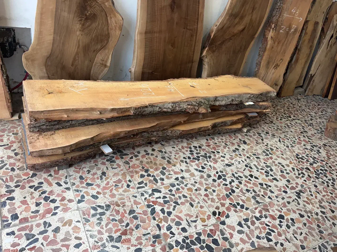 جلو مبلی روستیک چوب گردو|مبلمان خانگی و میز عسلی|رشت, گلسار|دیوار