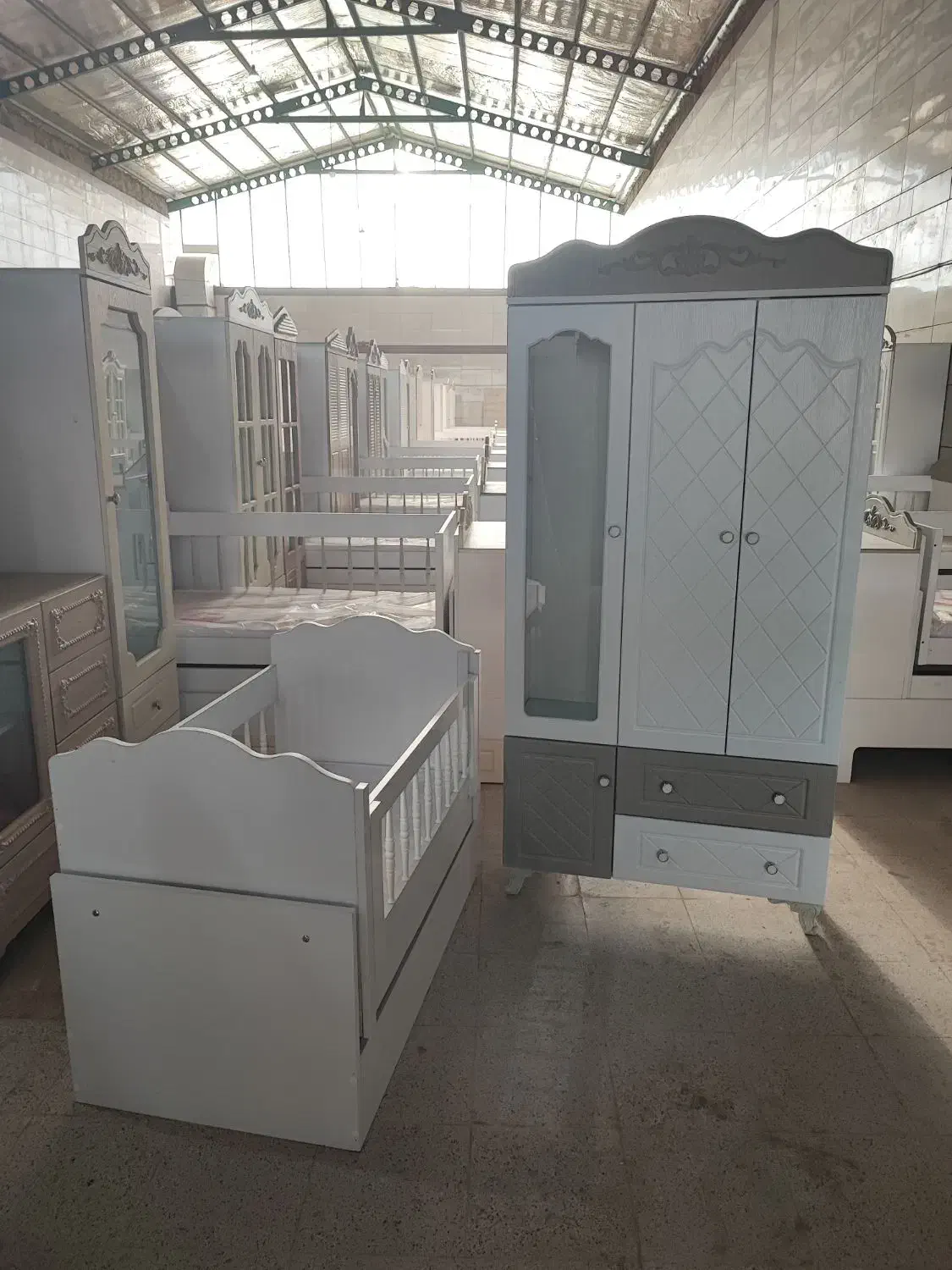 کمد ۳ درب و تخت نوزاد گهواره ای سیسمونی بچه کودک|تخت و صندلی بچه|مشهد, شهرک امام هادی (شهرک غرب)|دیوار