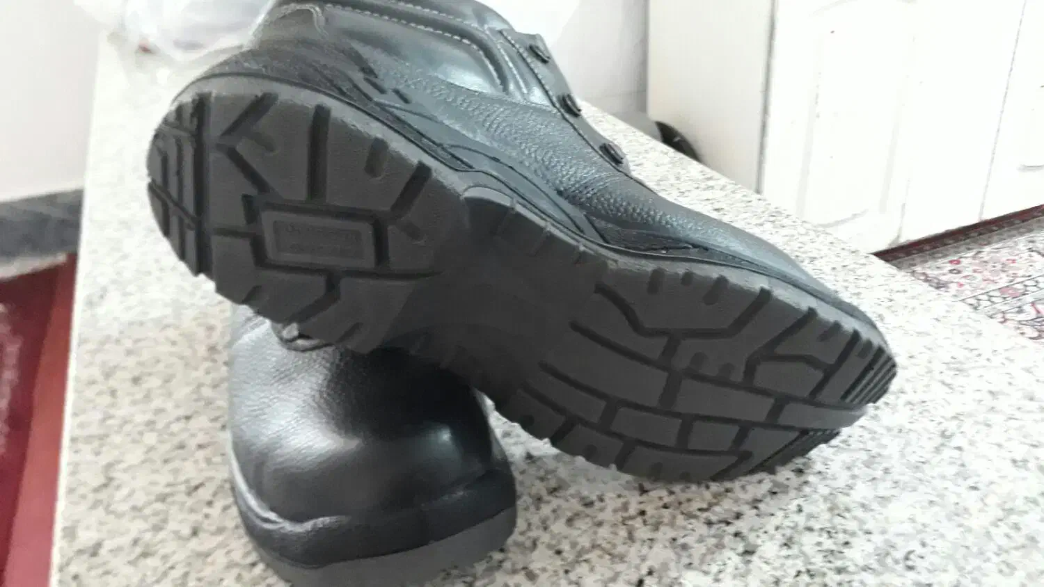 پوتین ایمنی|کیف، کفش، کمربند|مسجد سلیمان, |دیوار