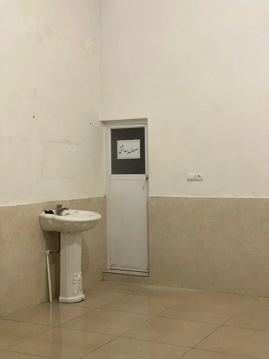 اجاره مغازه ۲۵ متری در استادان با سرویس بهداشتی|اجارهٔ مغازه و غرفه|ماکو, |دیوار