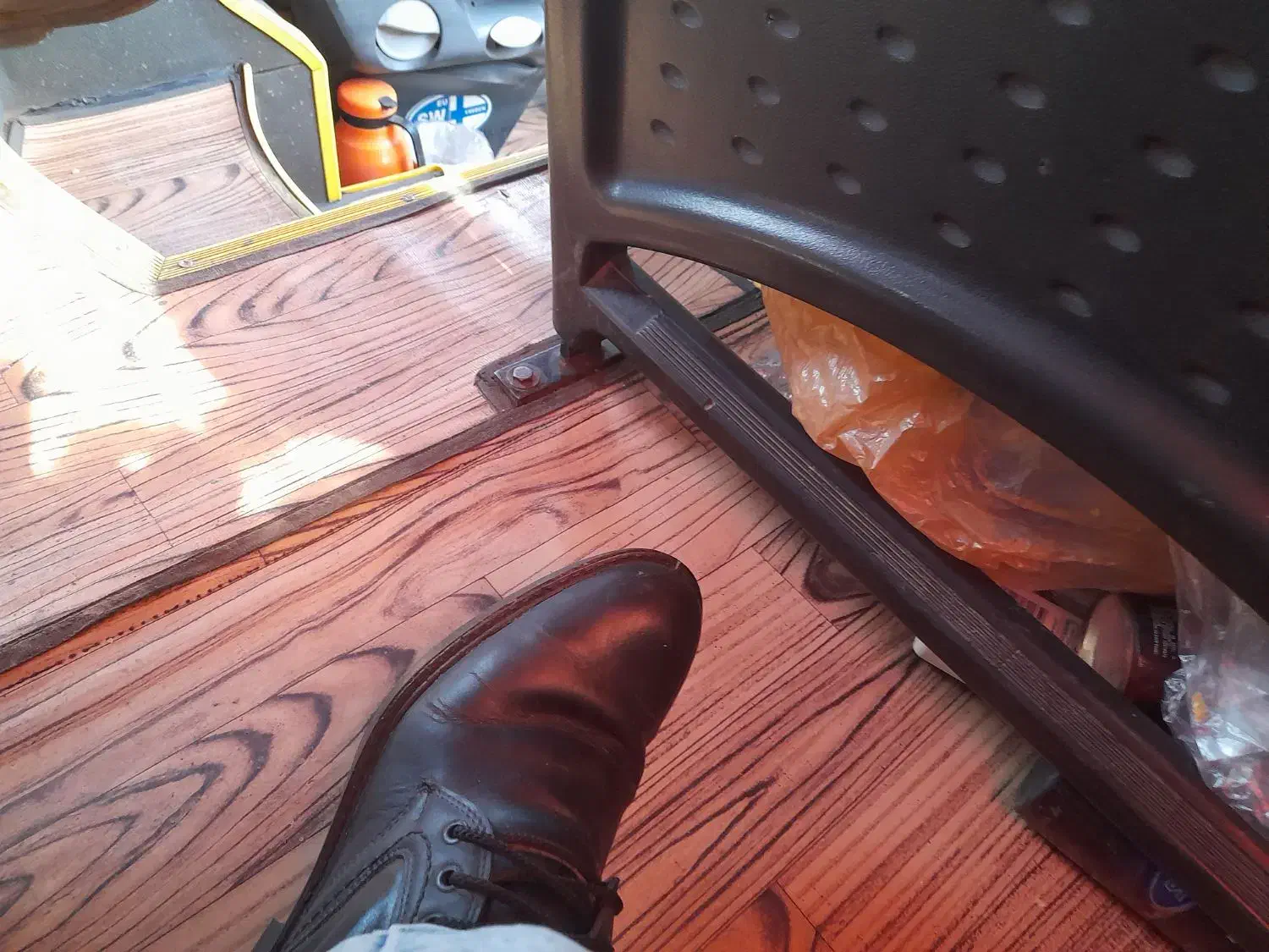 کفش چرم|کیف، کفش، کمربند|آستانه اشرفیه, |دیوار