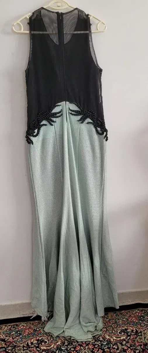 لباس مجلسی|لباس|رباط‌کریم, رباط‌کریم|دیوار