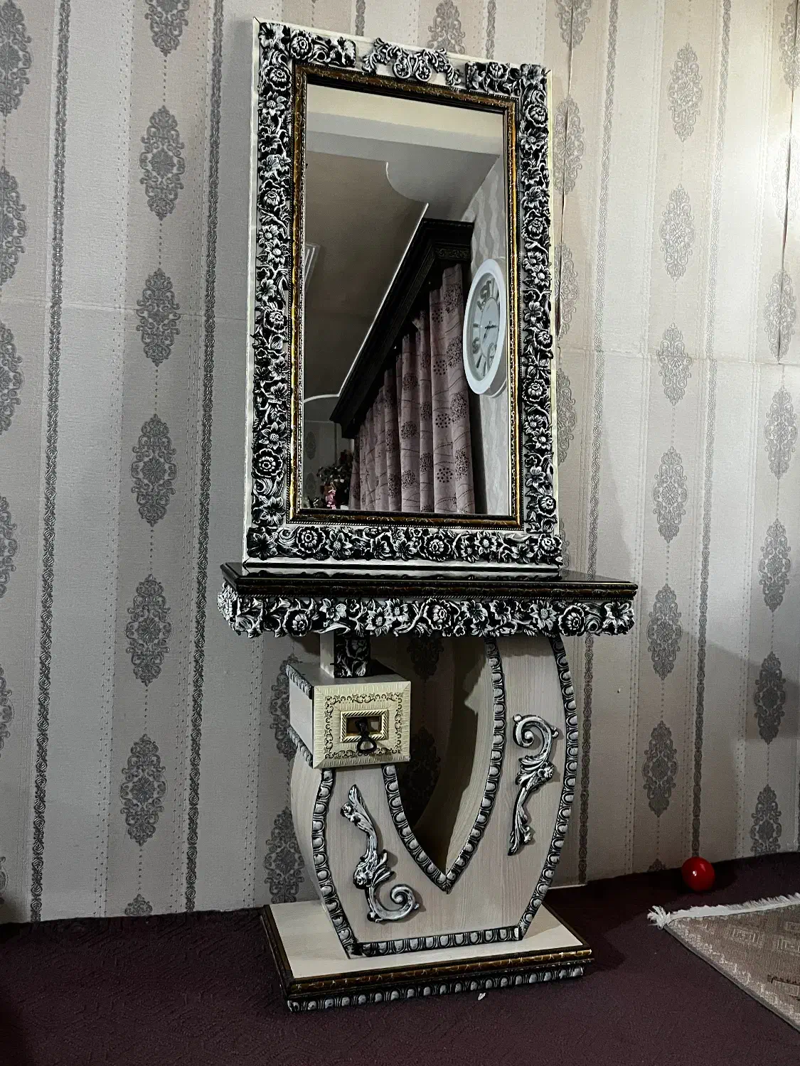 میز و آیینه|آینه|خان ببین, |دیوار