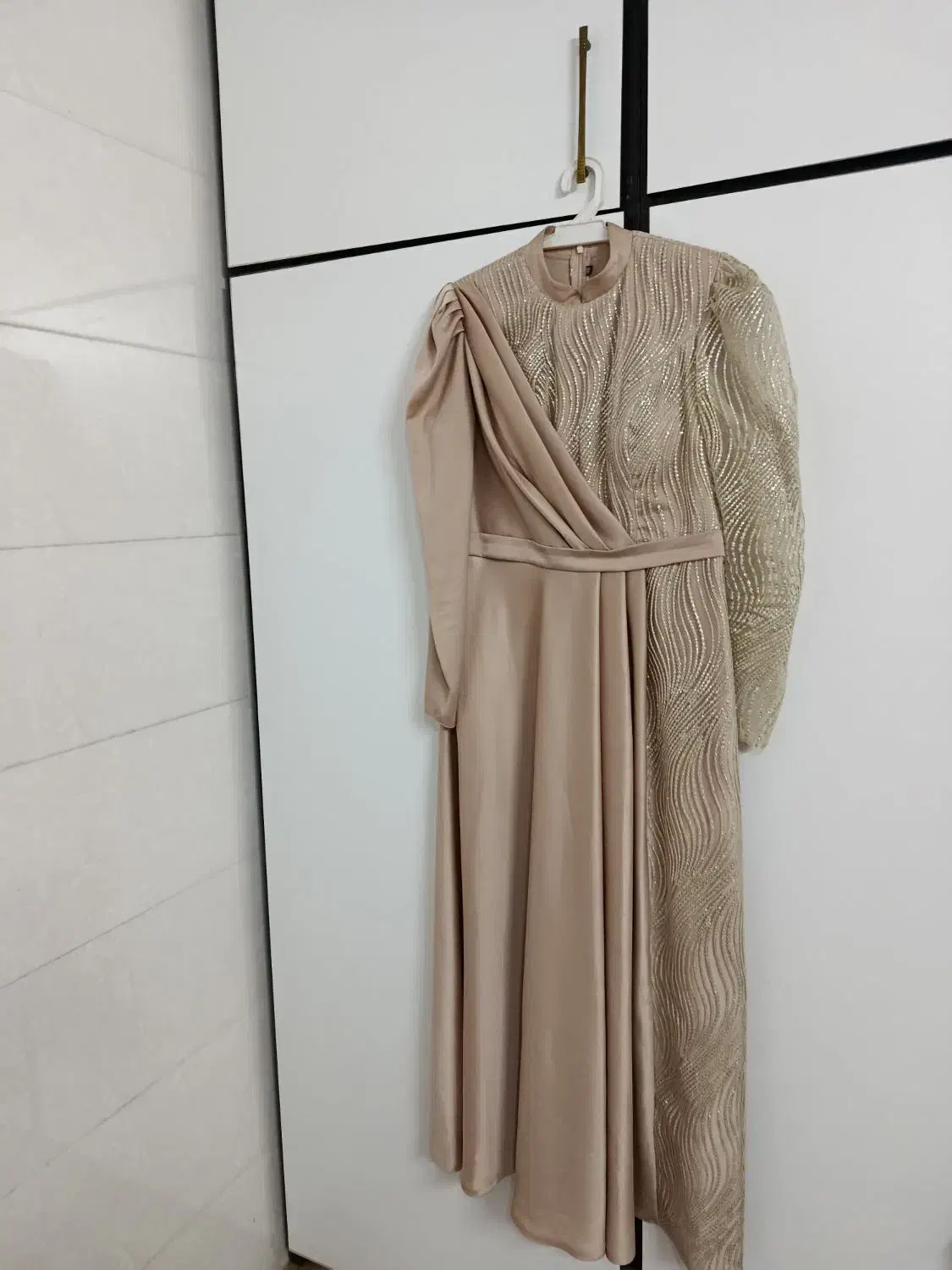 پیراهن مجلسی|لباس|قم, چهل درخت‎|دیوار