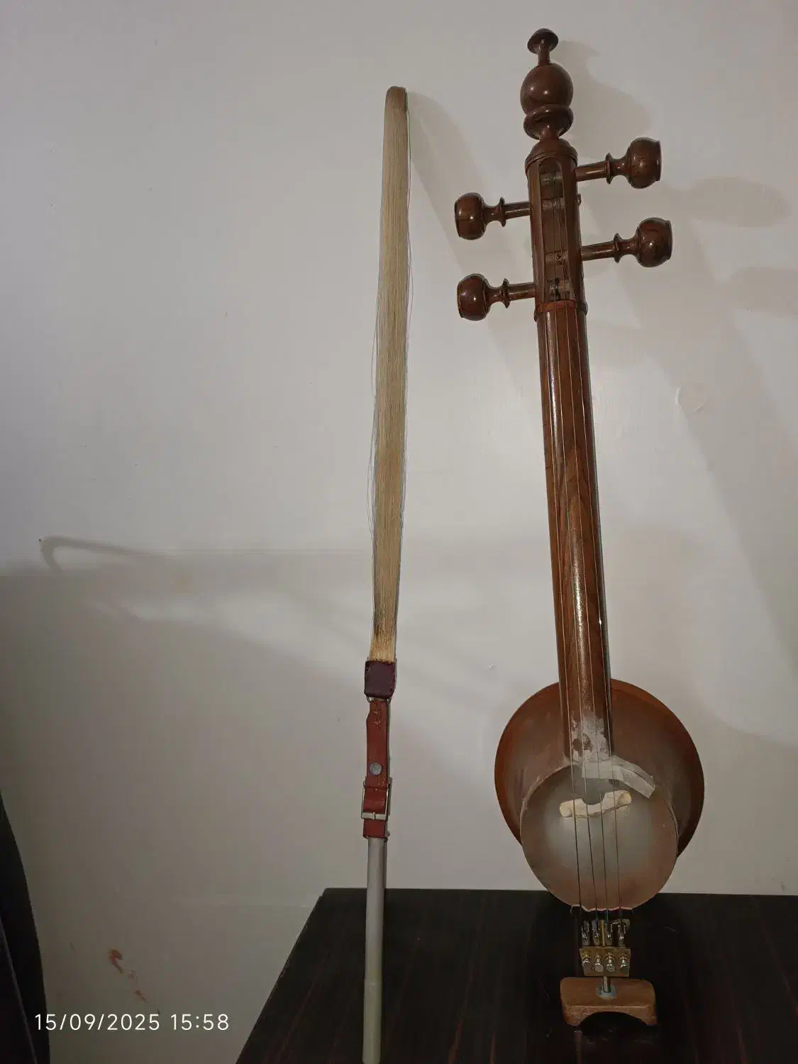 کمانچه لری|سازهای سنتی|خرم‌آباد, |دیوار