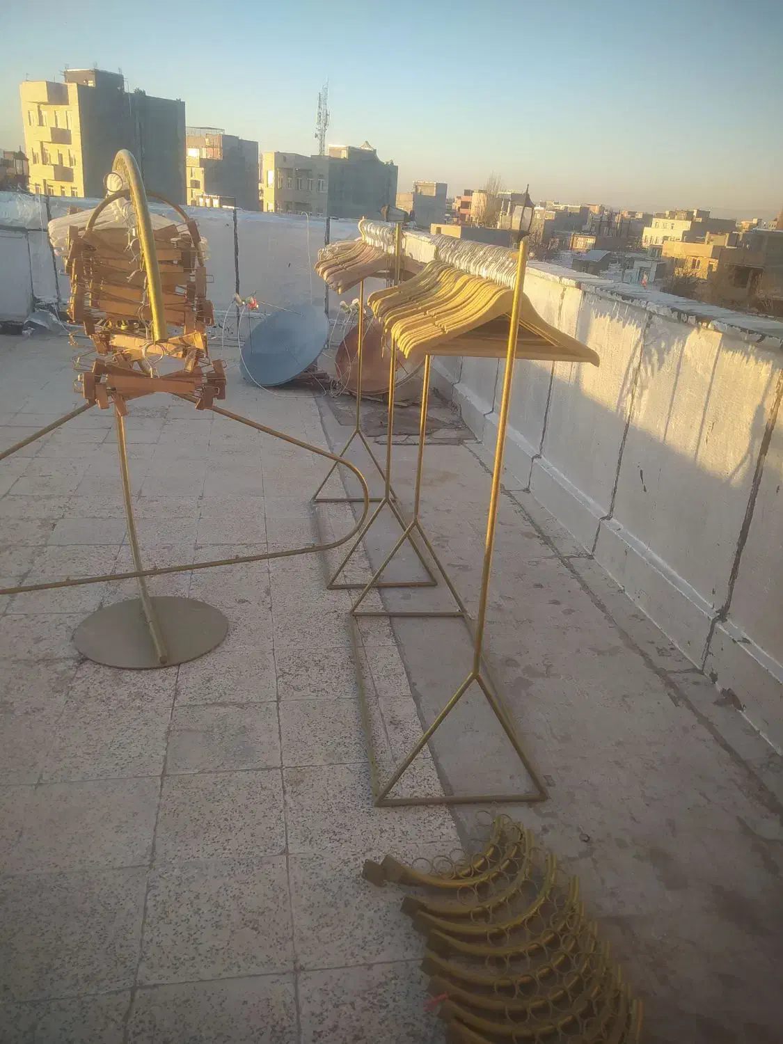 تعدادی رگال آویز چوب لباسی|حراج|اردبیل, |دیوار