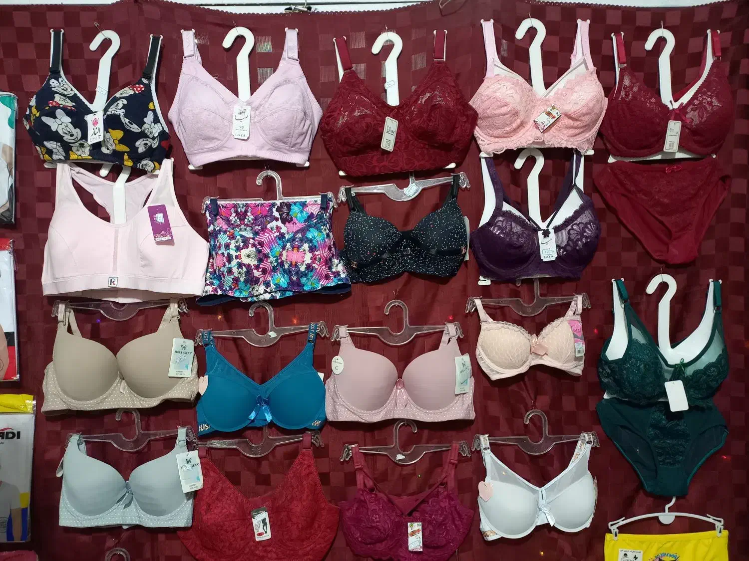 پوشاک مائده|لباس|مشهد, طبرسی شمالی|دیوار