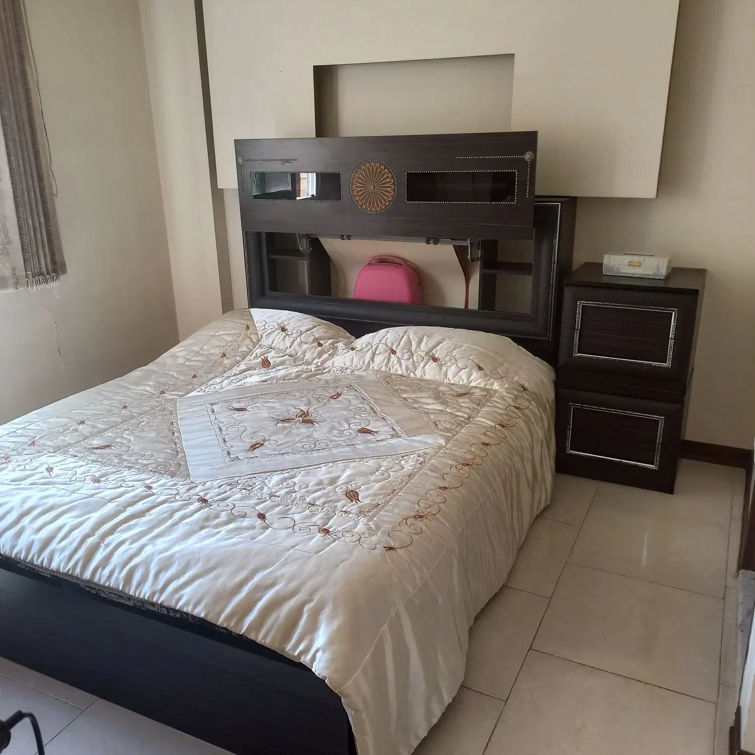 سرویس خواب دو نفره همراه با میز آرایش و کنار تختی|تخت و سرویس خواب|اصفهان, مهدی آباد|دیوار