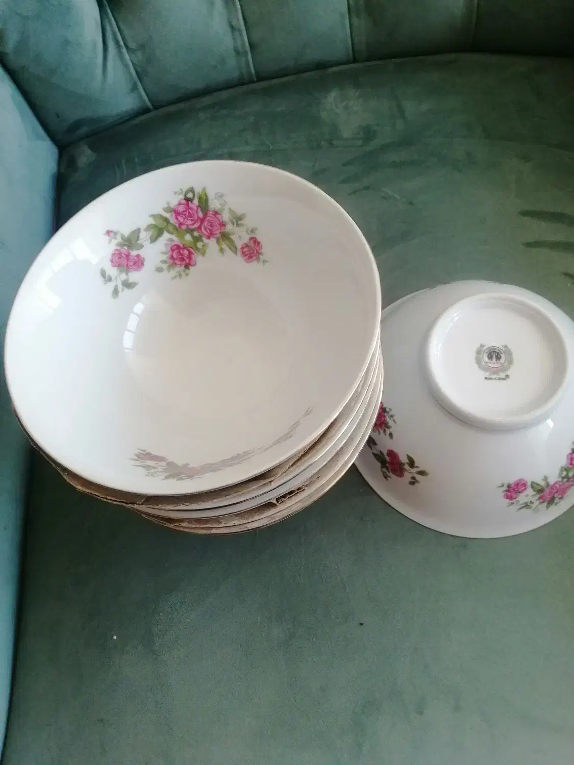 ظروف چینی گل سرخی و قاشق و چنگال|ظروف سرو و پذیرایی|کرمان, |دیوار