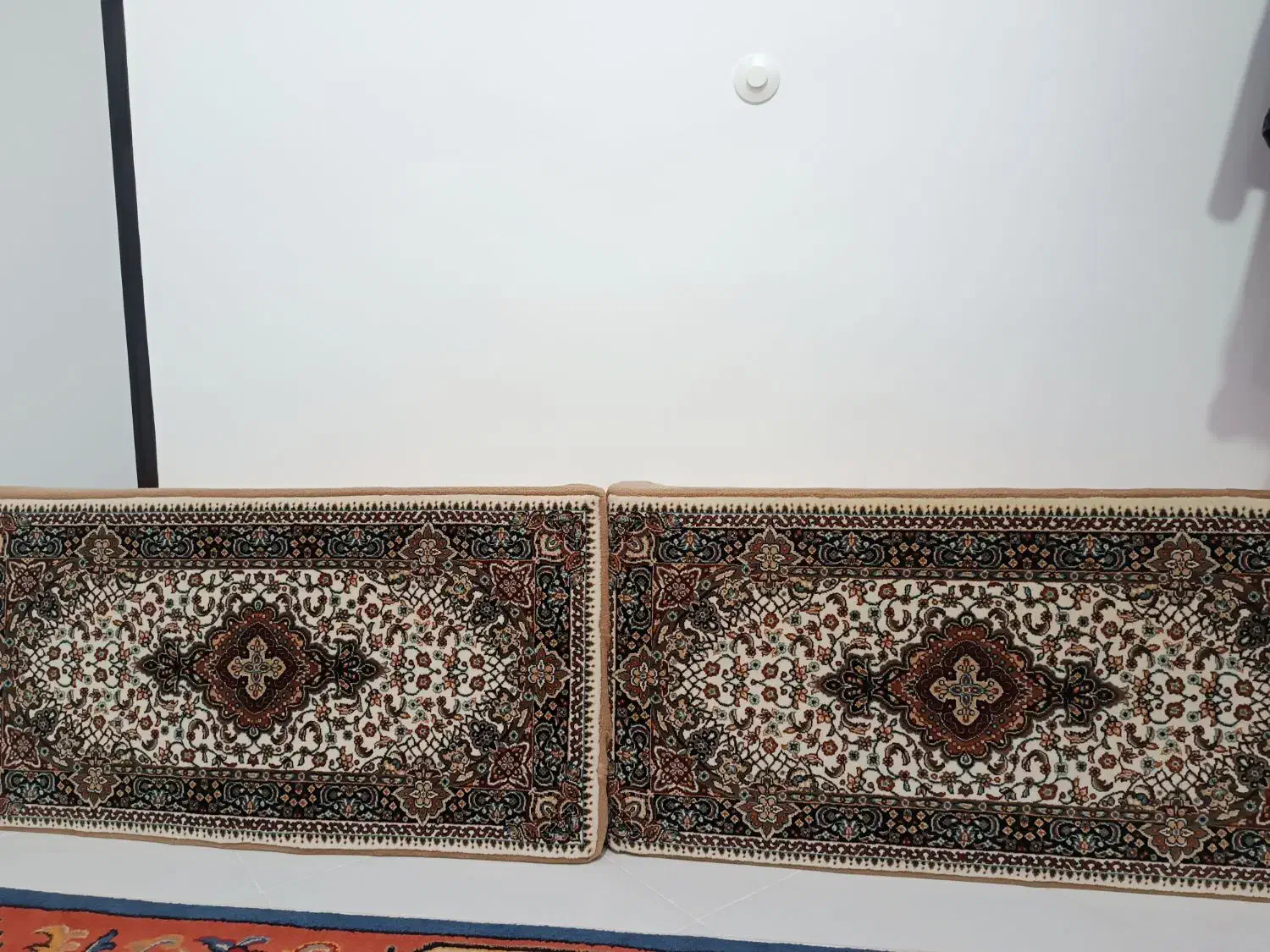 یک جفت پشتی نو|پشتی|فردوسیه, |دیوار