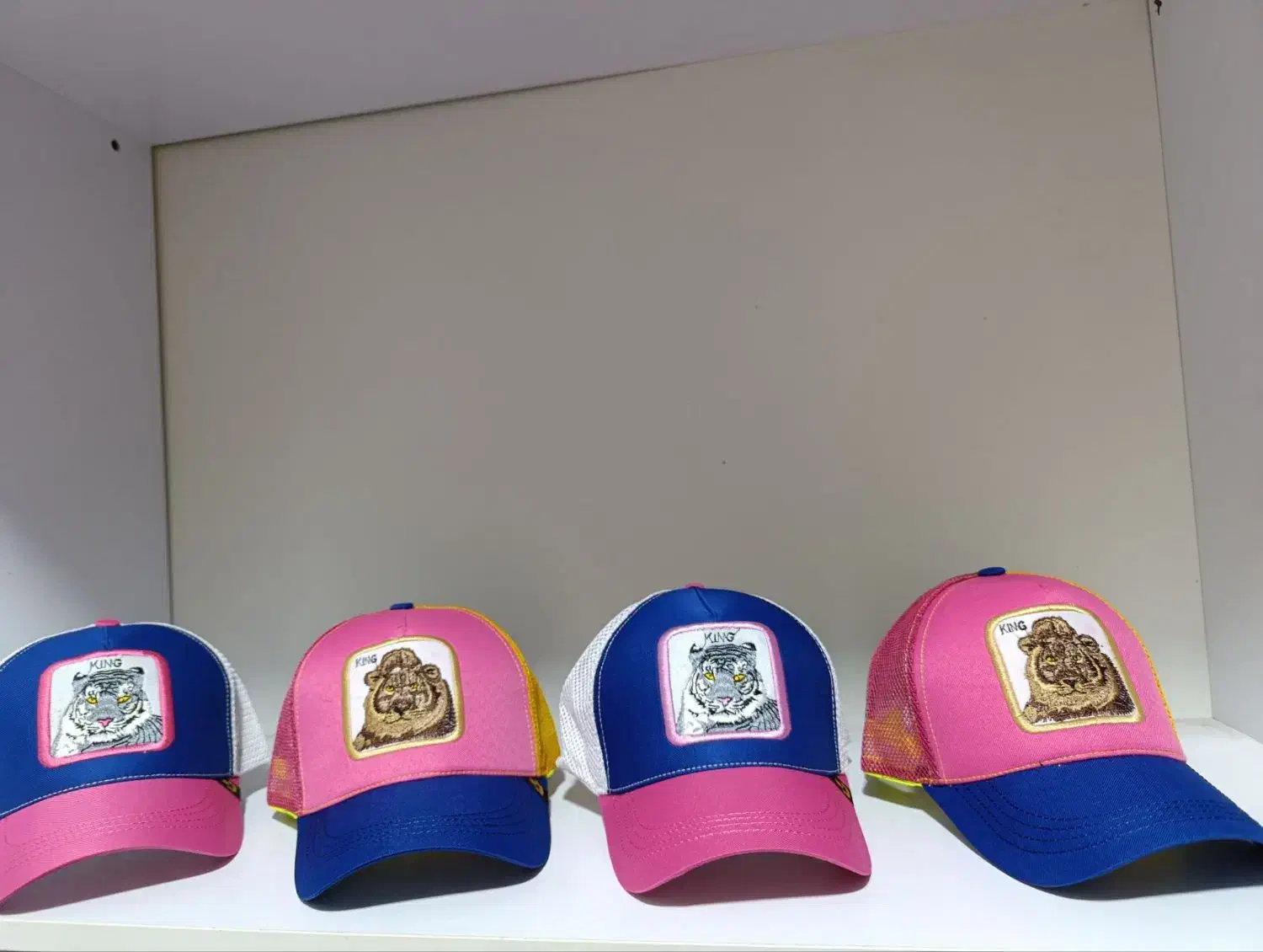 کلاه گورین نقاب دار|لباس|سلماس, |دیوار