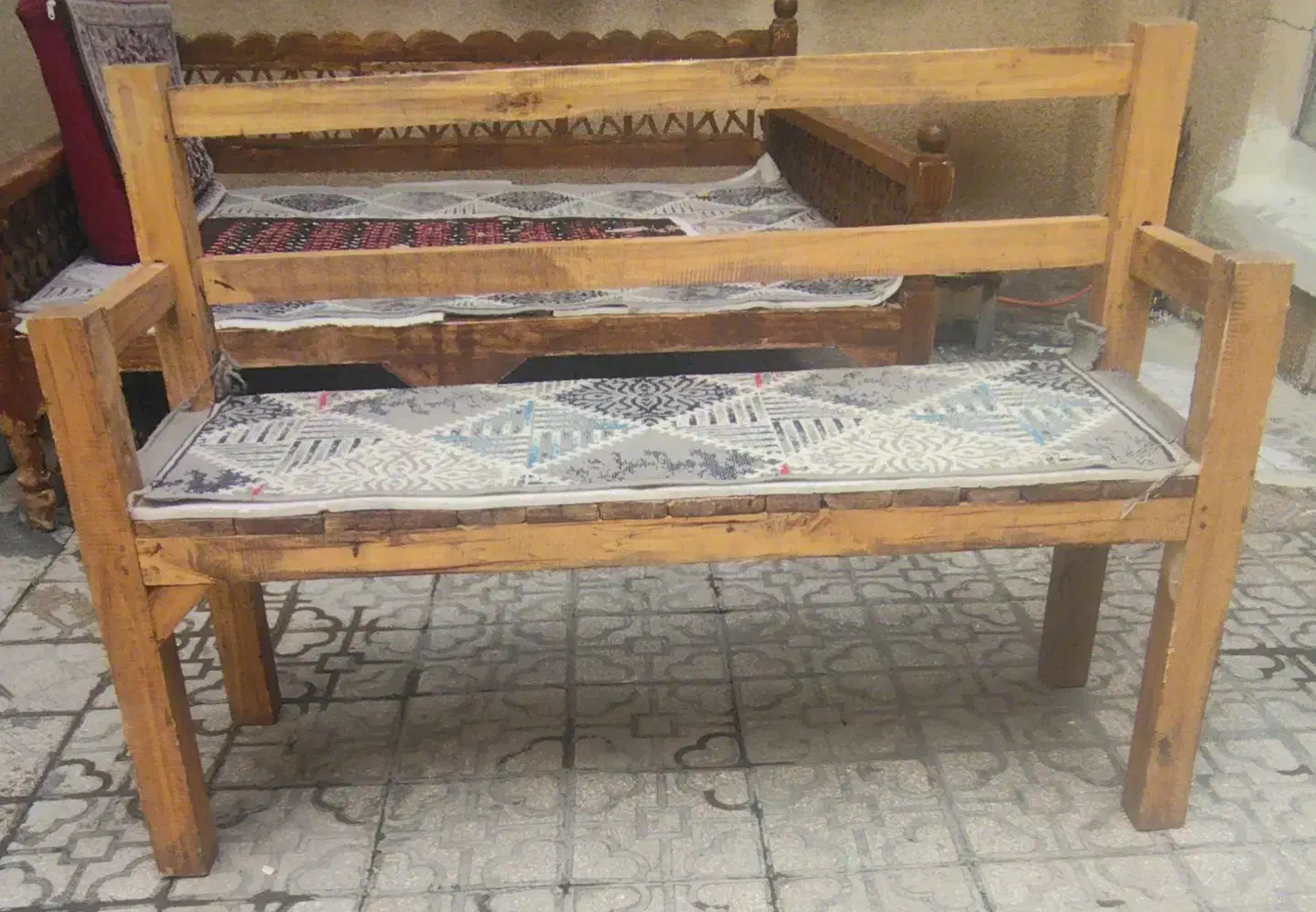 1عدد تخت چوبی 4 نفره و  4 عدد نیمکت چوبی|تخت و سرویس خواب|کرمانشاه, |دیوار