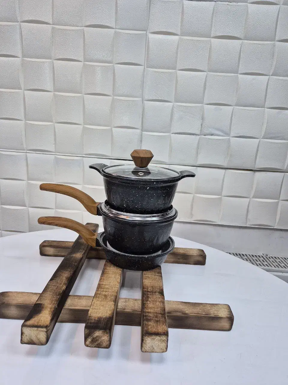 سرویس قابلمه|ظروف پخت‌وپز|شبستر, |دیوار