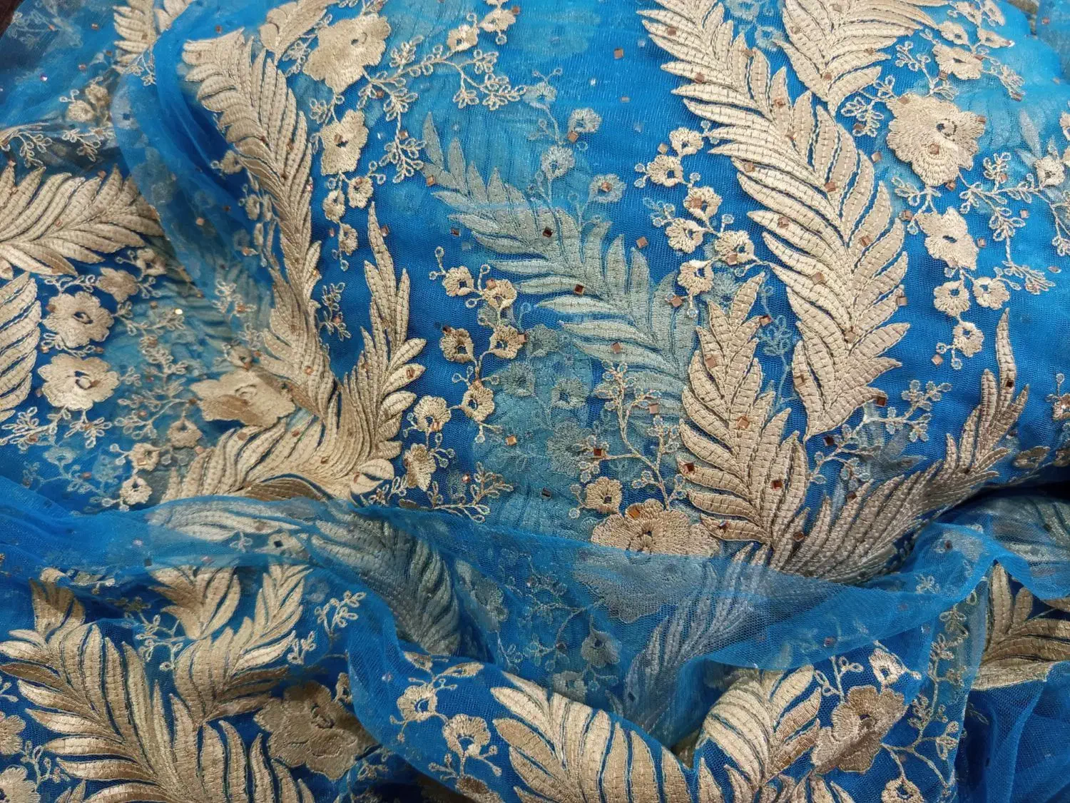 یه قواره پارچه توری ..|لباس|سلماس, |دیوار