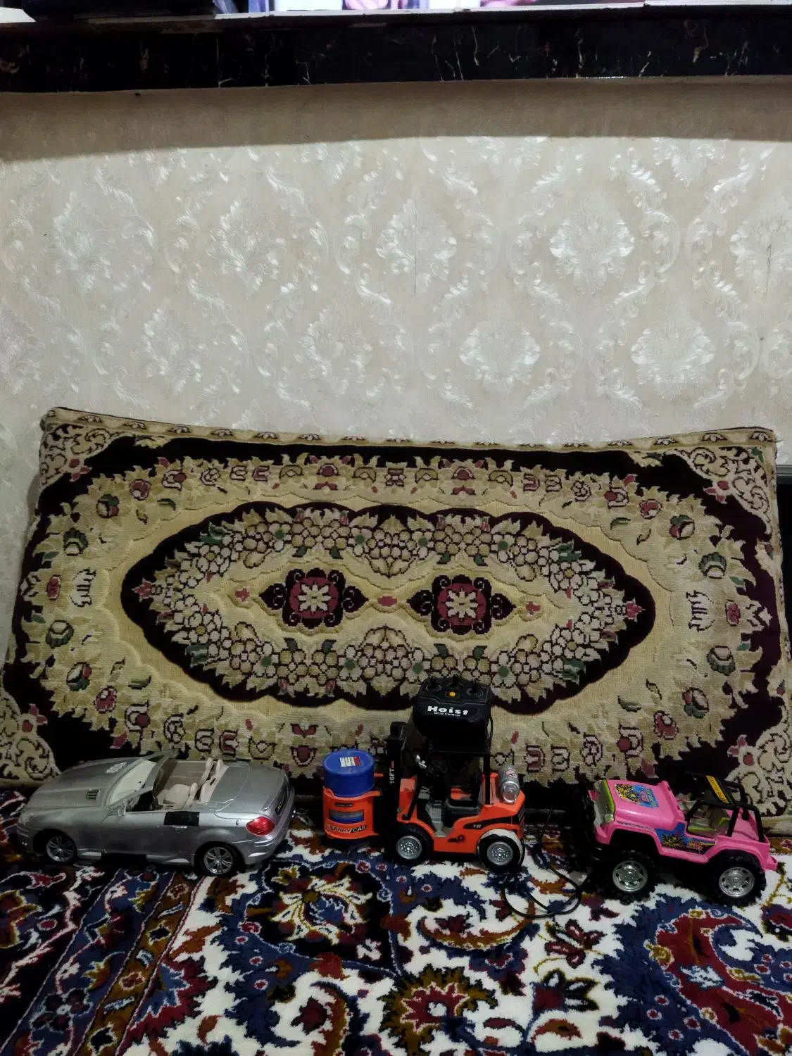 ماشین آهنی فلزی وعروسک بزرگ|اسباب‌‌بازی|ملایر, |دیوار