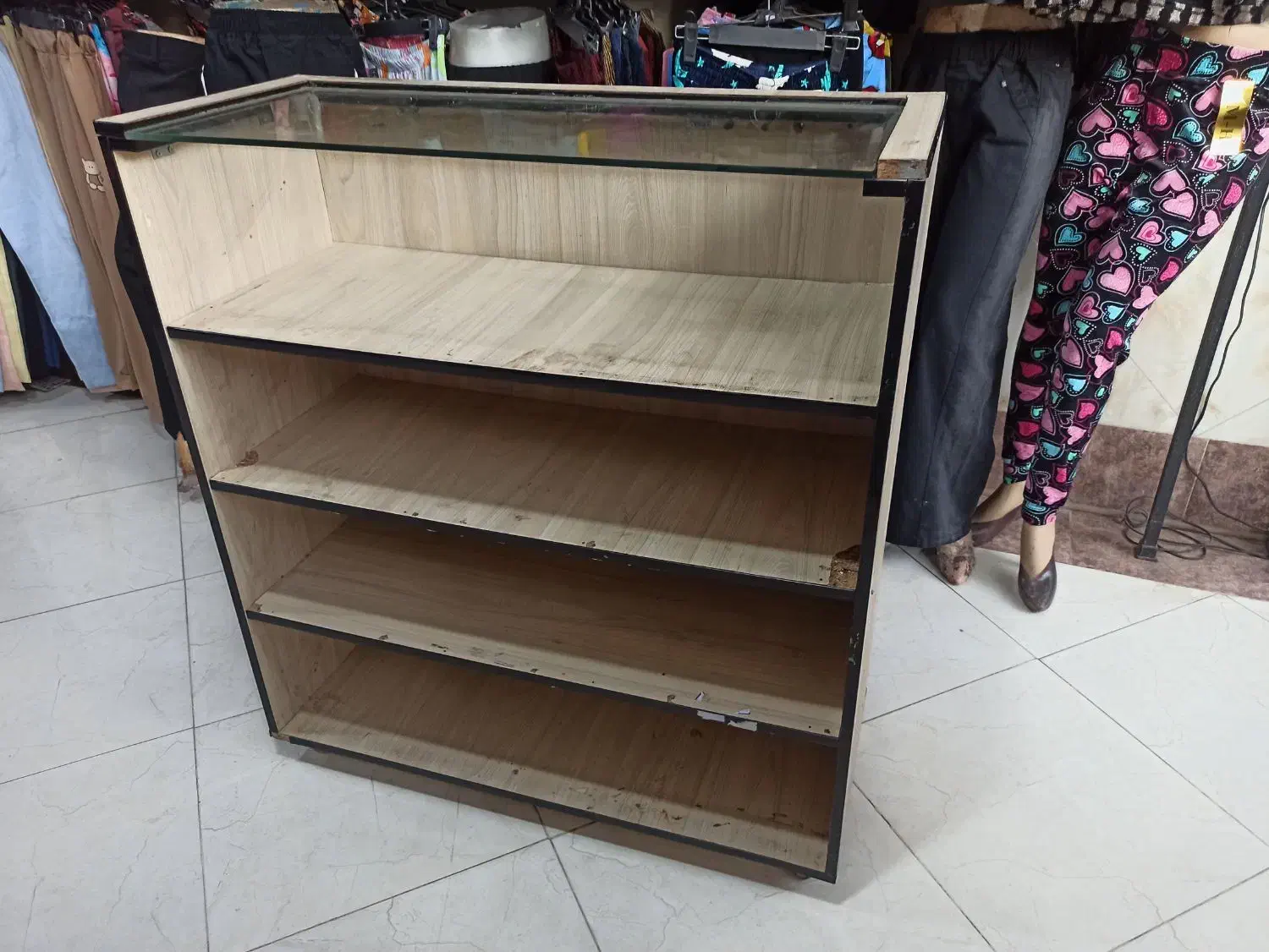 ویترین آهنی دو متری و میز چوبی|دفتر کار|قم, دروازه چوبی|دیوار