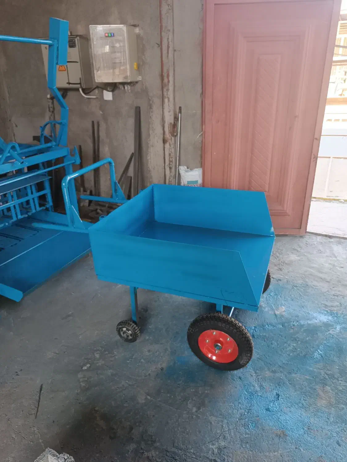 گاری ، فرغون چهار چرخ|ماشین‌آلات صنعتی|مود, |دیوار