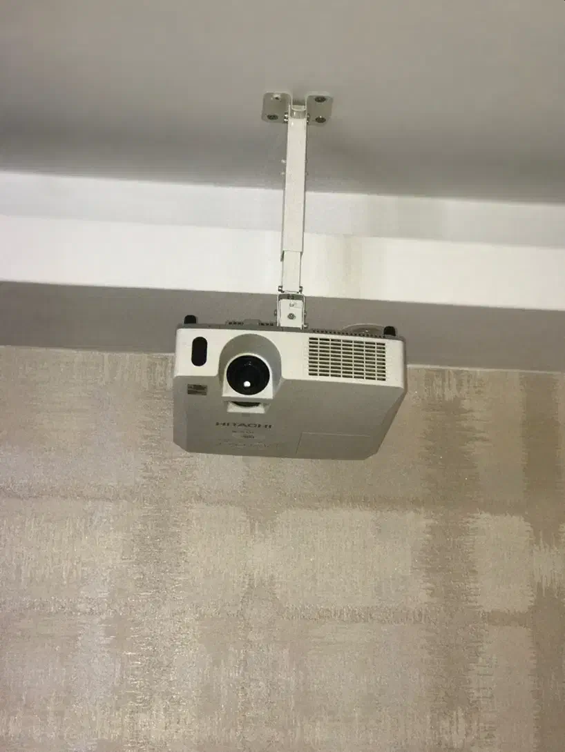 ویدئو پروژکتور هیتاچی با پایه سقفی|تلویزیون و پروژکتور|کرج, کوی فرهنگ|دیوار