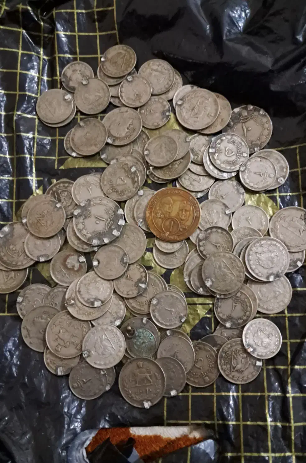 تعدادی سکه قدیمی زمان شاه درقله گنج|کلکسیون سکه، تمبر، اسکناس|قلعه گنج, |دیوار