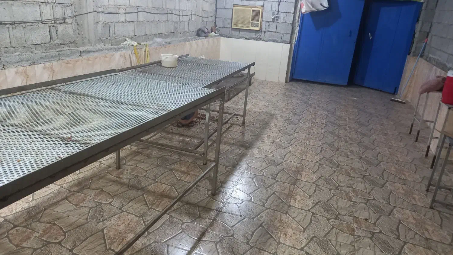 پاک کردن خرما در انبار برای شما فقط کباب دردالکی|خدمات نظافت|برازجان, |دیوار