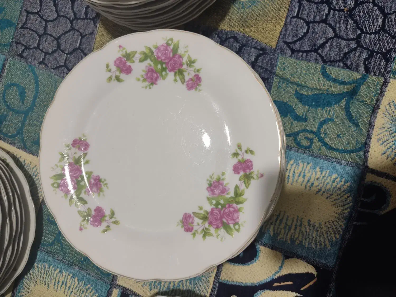 چینی گل سرخ|ظروف سرو و پذیرایی|قم, علی آباد سعدگان|دیوار