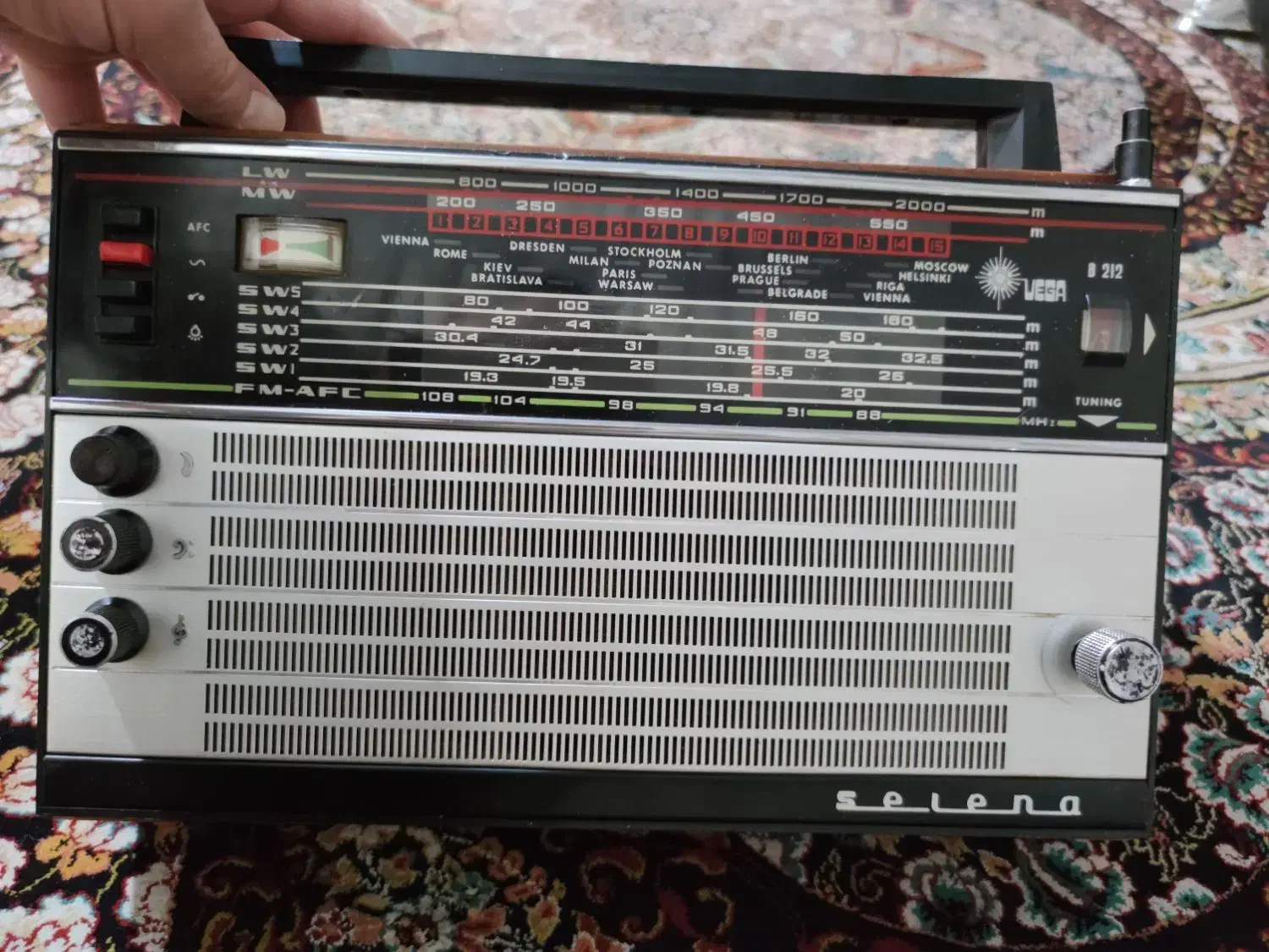 رادیو عتیقه وآنتیک بسیار قدیمی سلنا سالم در حد نو|کلکسیون اشیاء عتیقه|همدان, |دیوار