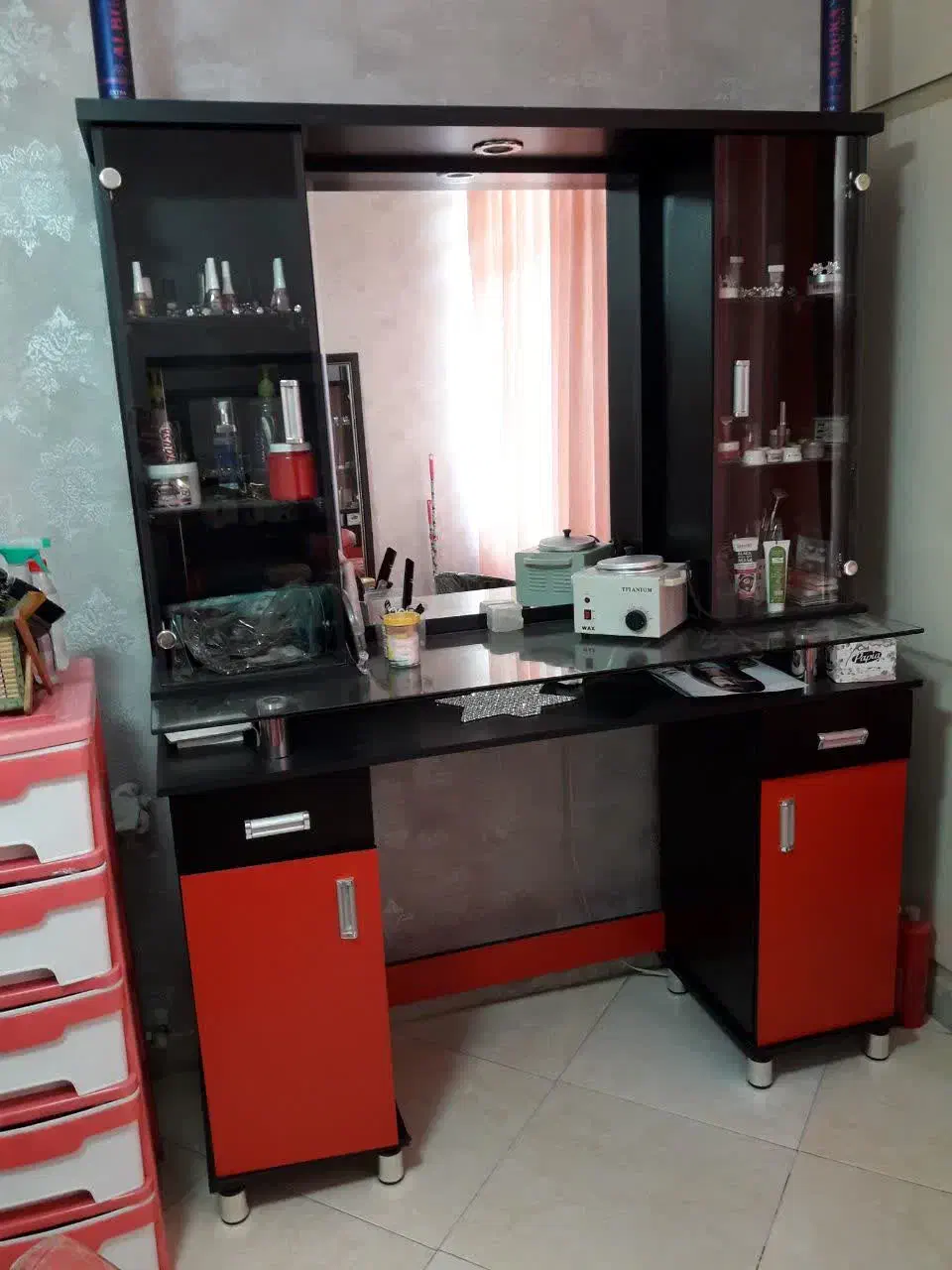 ویترین آرایشگاه سالم و آینه قدی درحد نو قیمت عالی|آرایشگاه و سالنهای زیبایی|کرج, ساسانی (قلمستان)|دیوار