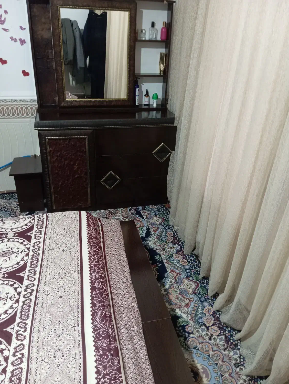 تخت و دراور در حد نو نو|تخت و سرویس خواب|ششده و قره بلاغ, |دیوار