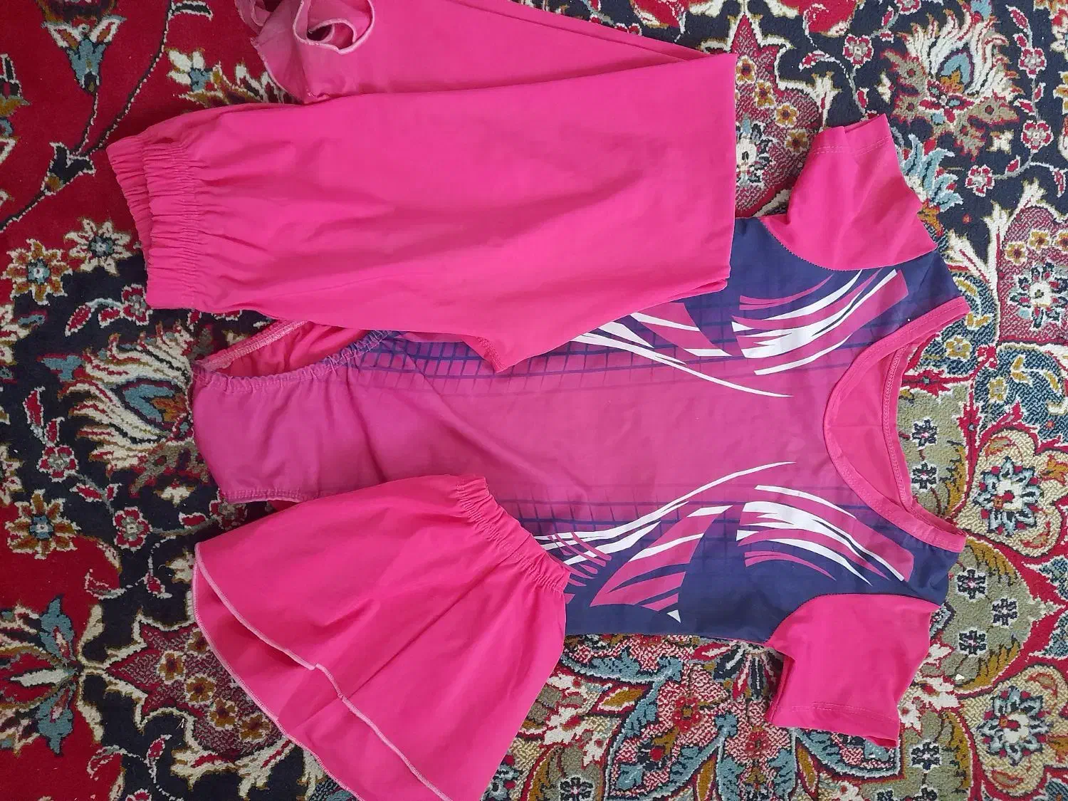 لباس دخترانه|لباس|زبرخان, |دیوار