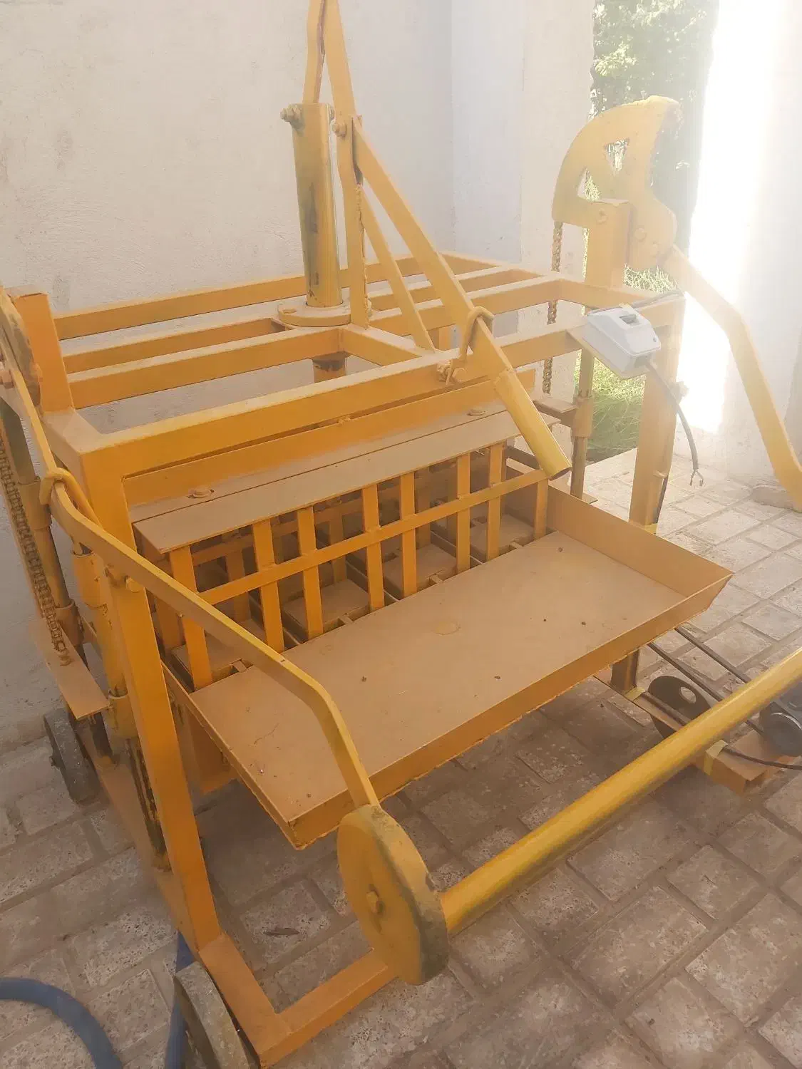 بلوک زن|ماشینآلات صنعتی|هرسین, |دیوار