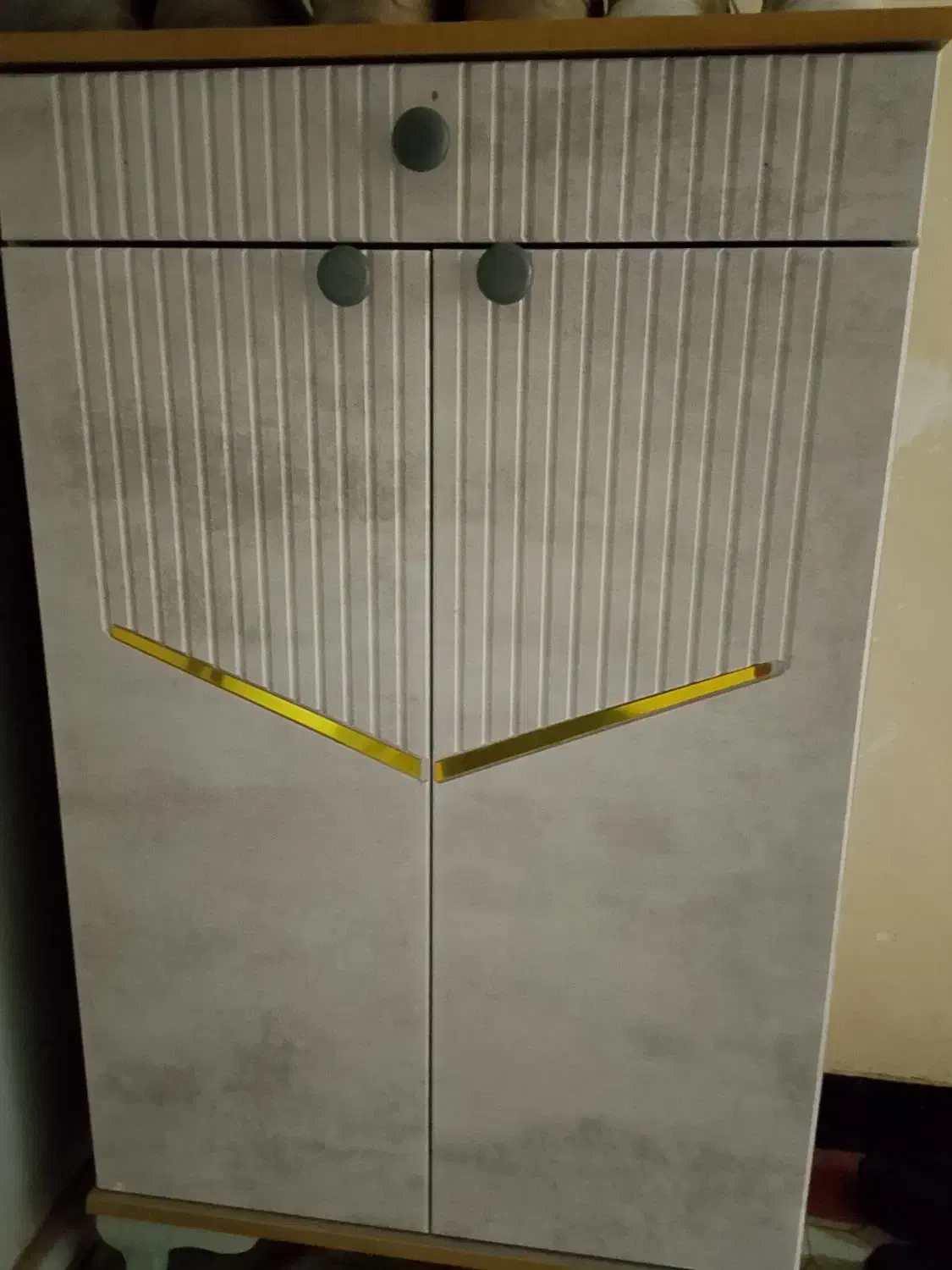 تعدادی لوازم خانه|میز تلویزیون|سیب و سوران, |دیوار