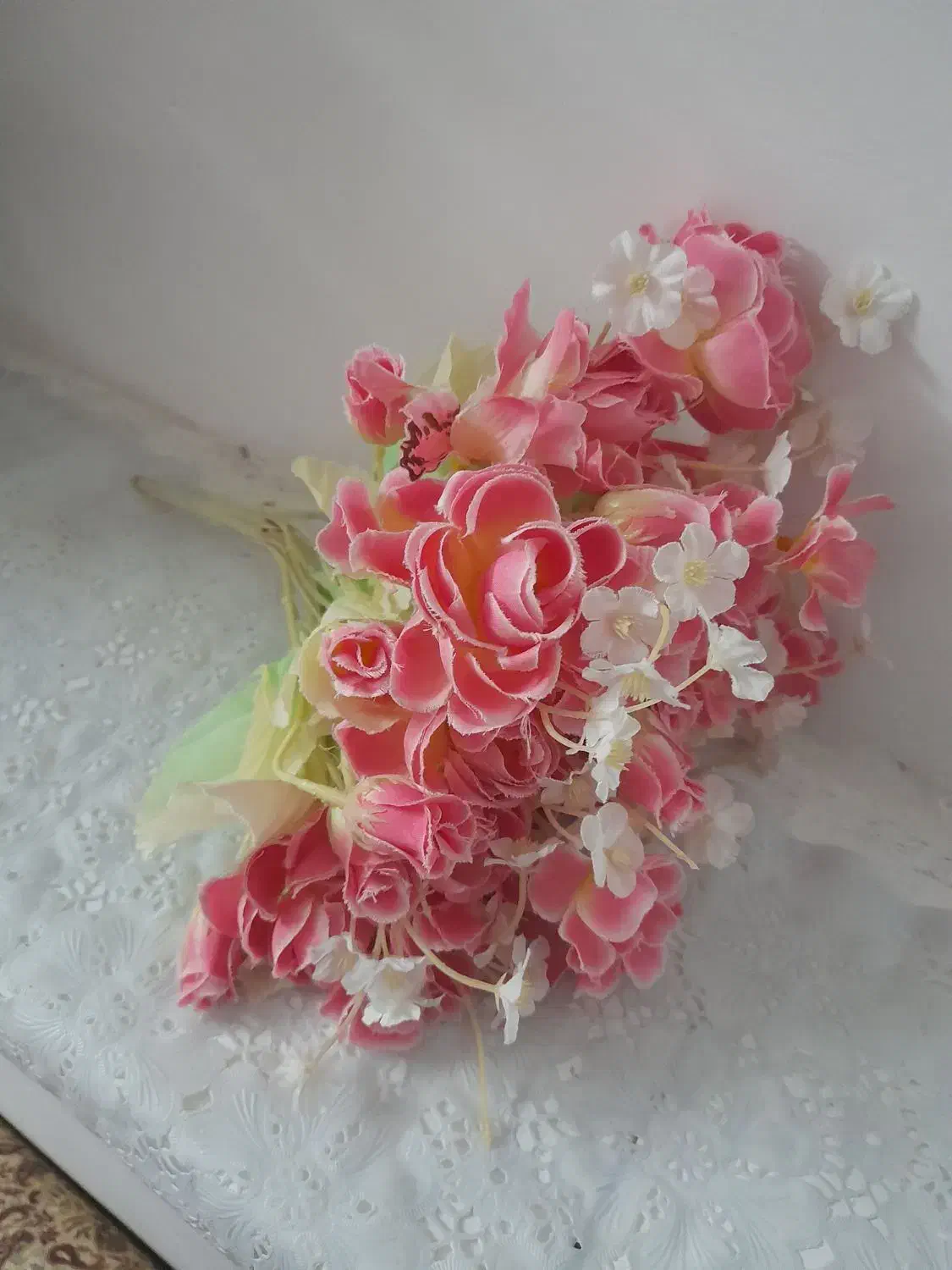 تعدادی گل مصنوعی|گل مصنوعی|گناباد, |دیوار