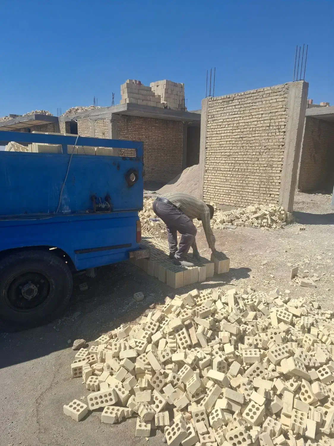 استخدام نفر اشنایی با کار ساختمانی|استخدام معماری، عمران و ساختمانی|بندر امام خمینی, |دیوار