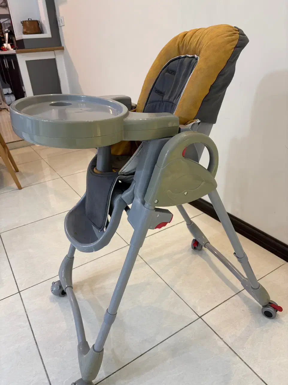 صندلی غذا کودک خارجی|تخت و صندلی بچه|شیراز, شهرک آرین|دیوار