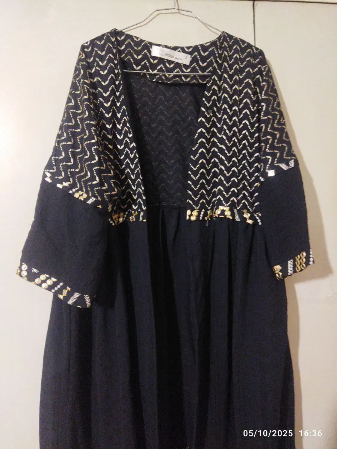 تعدادی لباس|لباس|اراک, |دیوار