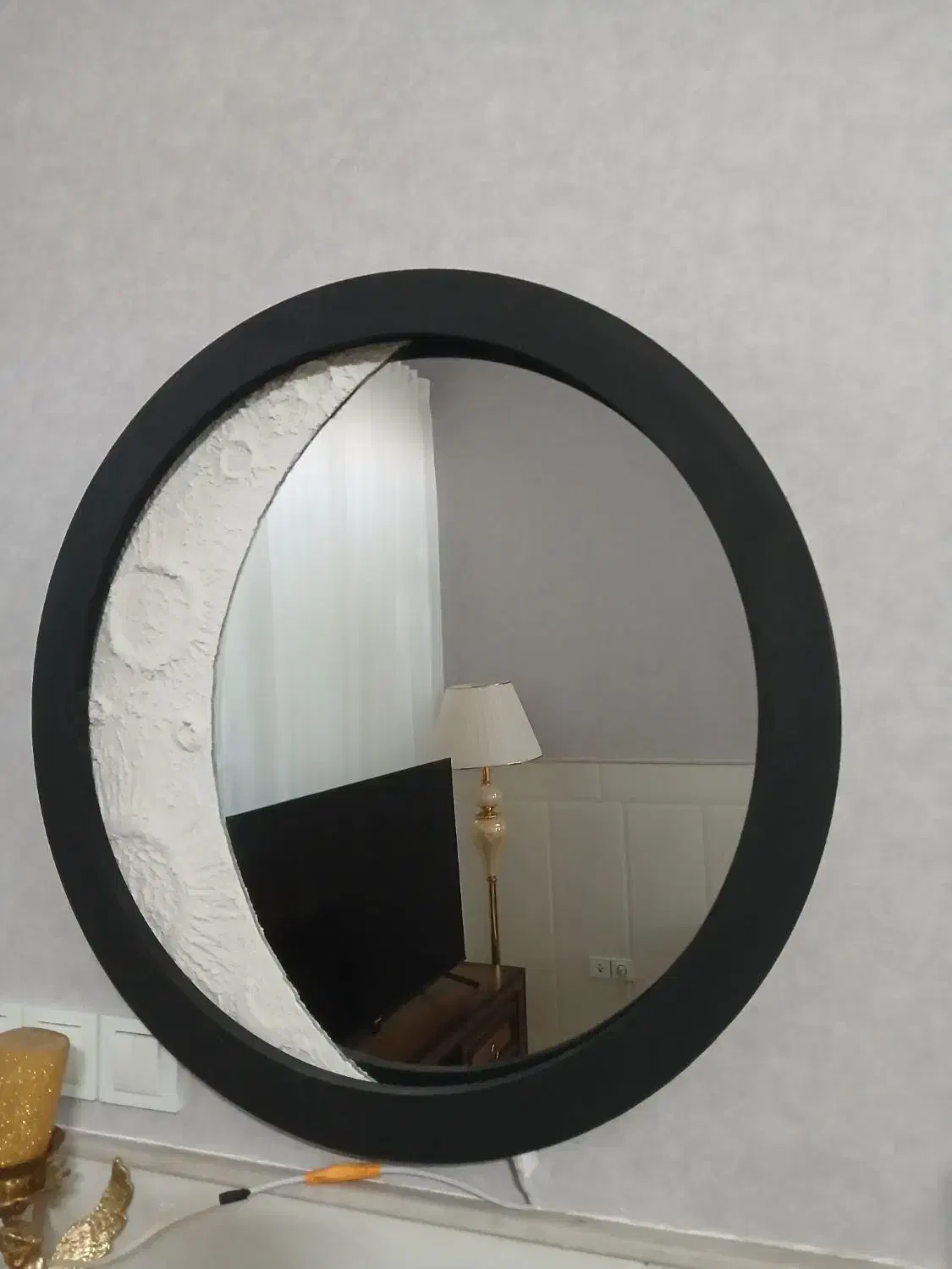 اینه ماه|آینه|نیشابور, میدان حافظ|دیوار