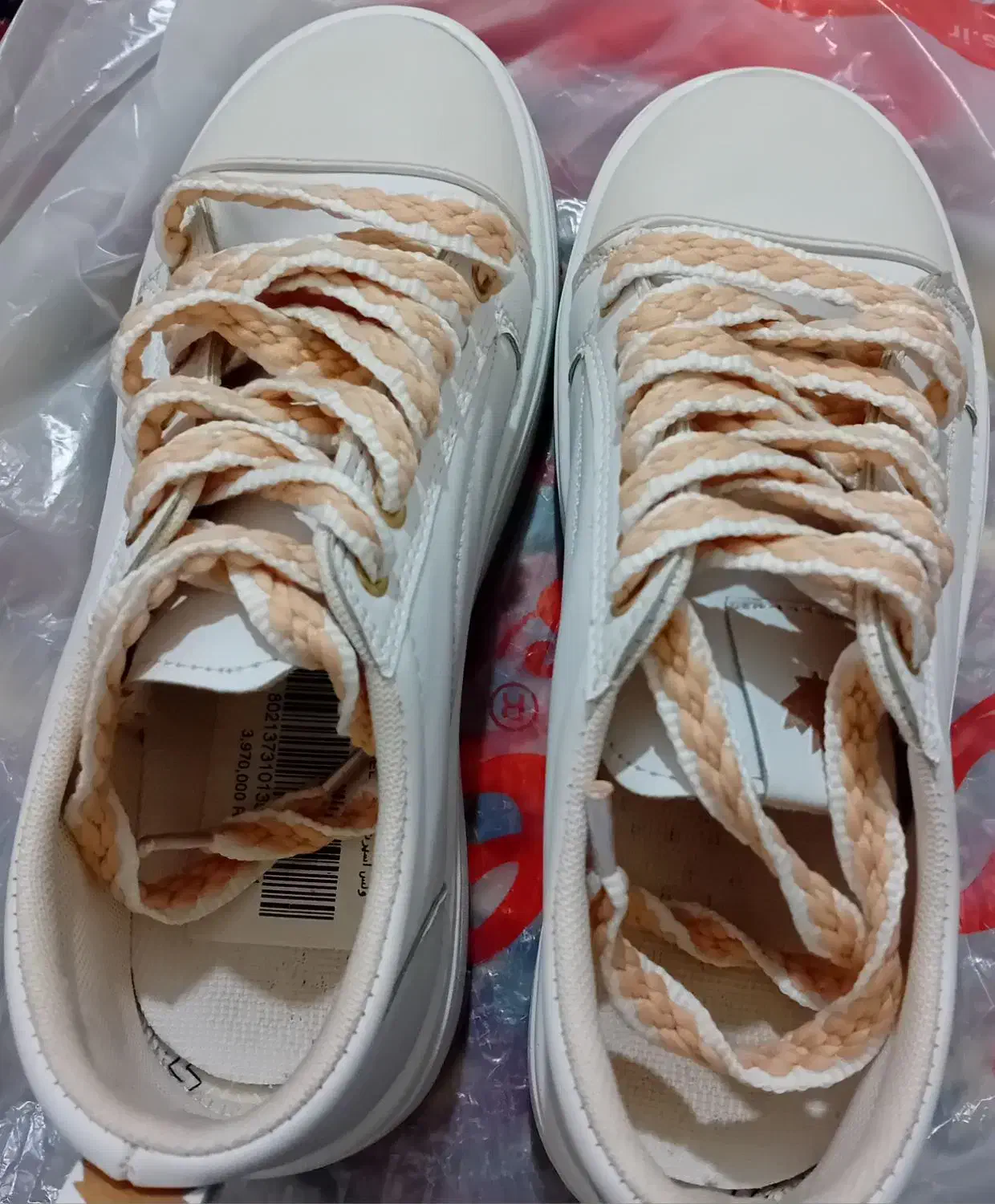 کفش|کیف، کفش، کمربند|تاکستان, |دیوار