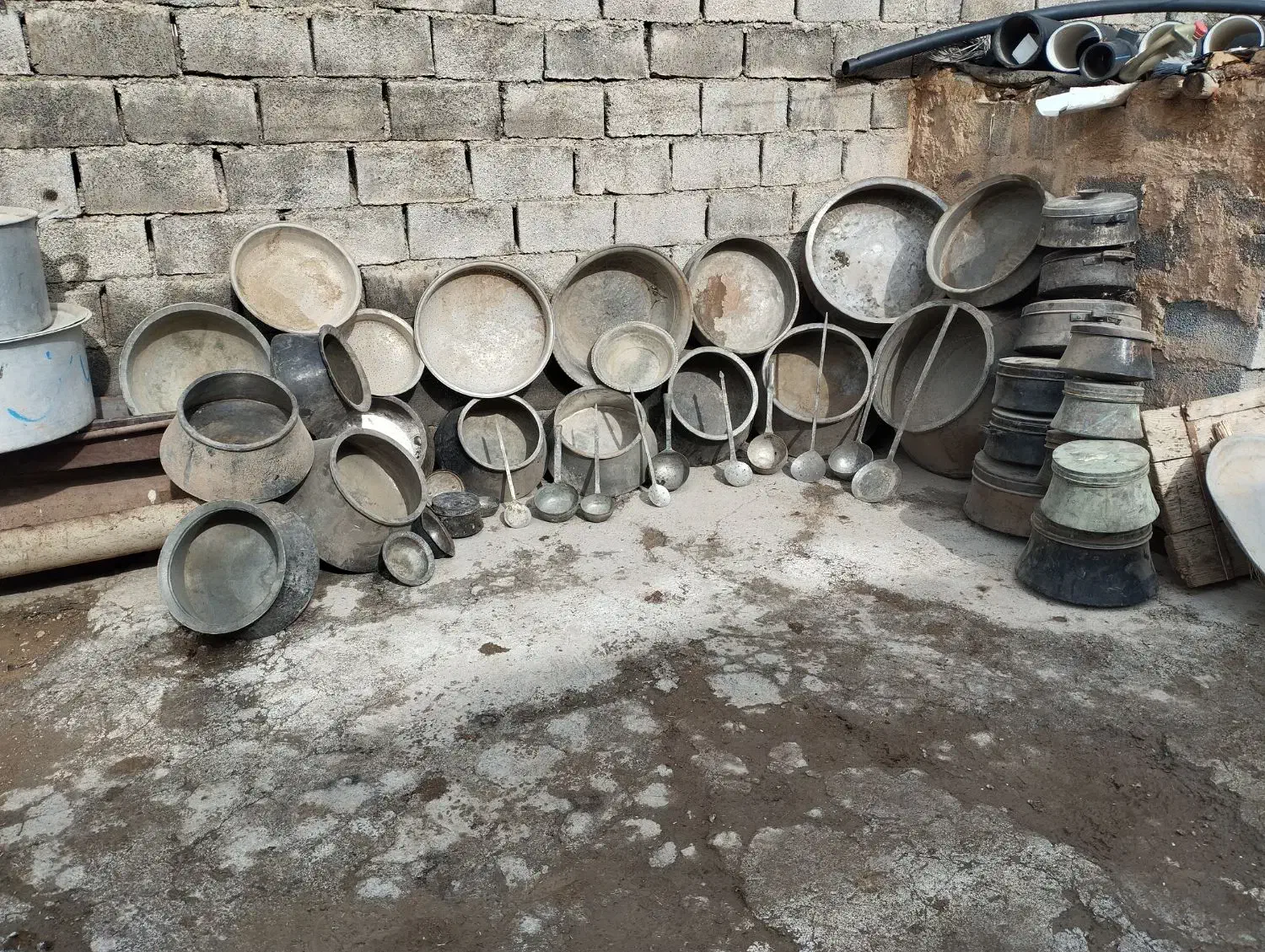 ظروف قدیمی مسی عطیقه آنتیک|کلکسیون اشیاء عتیقه|اراک, |دیوار