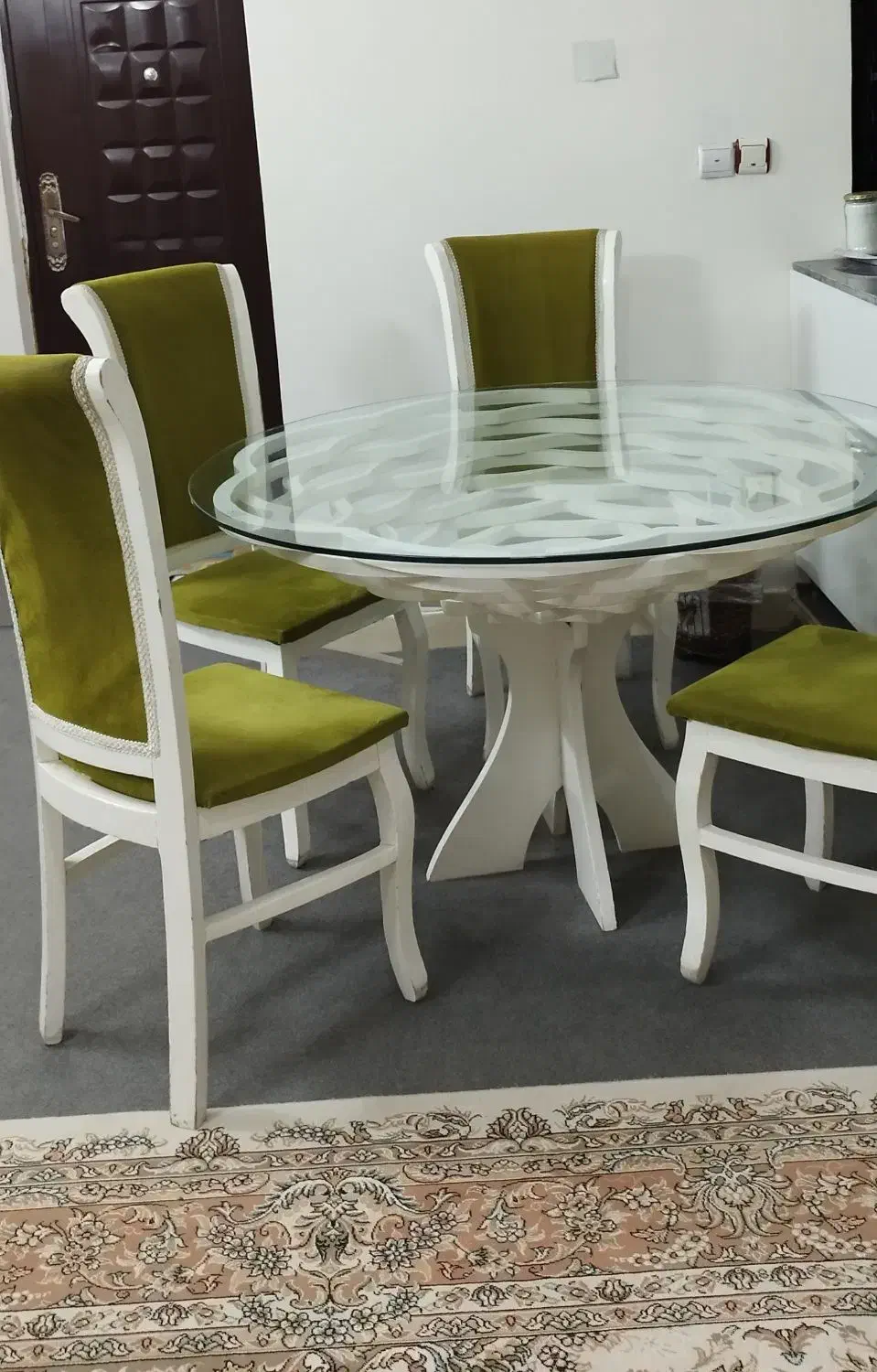 میز نهار خوری چهار نفره تمیز با شیشه سکوریت|میز و صندلی غذاخوری|قم, پردیسان|دیوار